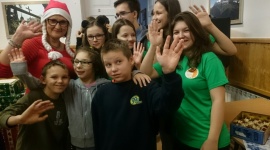 Białostoccy uczniowie wsparli niepełnosprawne dzieci LIFESTYLE, Dziecko - Dziesięć ogromnych paczek wręczyli uczniowie Zespołu Szkół Społecznych Fundacji Edukacji „Fabryczna 10” niepełnosprawnym dzieciom ze Specjalnego Ośrodka Szkolno-Wychowawczego w Białymstoku.