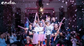 Majewski, Damięcki, Zagrobelny, Mroczek w charytatywnym pokazie mody marki Endo. LIFESTYLE, Dziecko - 11 grudnia w Sali Ratuszowej PKiN odbył się charytatywny pokaz kolekcji świątecznej Endo. Mali podopieczni Fundacji Spełnionych Marzeń zaprezentowali stylowe ubranka w towarzystwie gwiazd oraz członkiń Klubu Integracji Europejskiej.