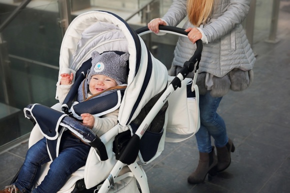 Mama wie lepiej: Spacer w markecie lub galerii handlowej z niemowlakiem? LIFESTYLE, Dziecko - Niektóre mamy, chcąc odreagować tygodnie spędzone w domu po porodzie lub czując potrzebę wyjścia do ludzi i odzyskania utraconej „niezależności”, chętnie wybierają się na spacer z niemowlęciem do galerii handlowej.