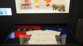 Kur-de Balans! Endo w Muzeum Narodowym. LIFESTYLE, Dziecko - Koszulki Endo znalazły się w zaszczytnym gronie 600 najlepszych, polskich przedmiotów użytkowych z ostatniego stulecia. Tę wyjątkową kolekcję możemy oglądać od 15. grudnia w Galerii Wzornictwa Polskiego.