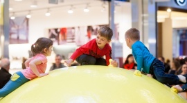 Z zabawą nam po drodze! Port Łódź Junior i Smalandia zapraszają! LIFESTYLE, Dziecko - Mnóstwo radości, śmiechu, a do tego zajęć plastycznych, ruchowych i edukacyjnych – to wszystko oferują dla najmłodszych dwie bezpłatne sale zabaw zlokalizowane przy ulicy Pabianickiej 245 – Port Łódź Junior i Smalandia.