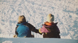 Twoje dziecko jedzie na ferie zimowe? Sprawdź, jak je odpowiednio przygotować LIFESTYLE, Dziecko - Każdy uczeń co roku z utęsknieniem czeka na ferie zimowe – w końcu po Świętach i Nowym Roku jest to pierwsza dłuższa przerwa oraz okazja do odpoczynku od szkoły i codziennych obowiązków.