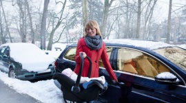 Dziecko w samochodzie - uwaga na skutki przegrzania! LIFESTYLE, Dziecko - Ujemne temperatury i pozostawiony na parkingu samochód nie są najbardziej ulubionym przez kierowców zestawieniem.