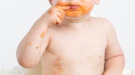 „Zjedz tylko mięsko, warzywa możesz zostawić” – o mięsie w diecie dziecka LIFESTYLE, Dziecko - Mięso i jego przetwory odgrywają w diecie dzieci dużą rolę. Nie każdy produkt z tej grupy jest jednak dobry dla maluchów. Zdezorientowany rodzic potrzebuje informacji co i kiedy podawać dziecku, by zdrowo rosło.