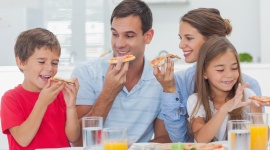 Masz ochotę na pizzę? Taką zjesz ze smakiem! LIFESTYLE, Dziecko - Jedna z najbardziej lubianych potraw dzieci, młodzieży i dorosłych zaliczana do fast foodów to pizza, która mimo swojego zachęcającego wyglądu i smaku nie należy do dań niskokalorycznych. Niestety ulegając pokusie żółtego sera i pomidorowego aromatu często się nią przejadamy.