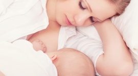 Dlaczego mleko mamy to złoty standard żywienia niemowląt? LIFESTYLE, Dziecko - Niepowtarzalność i wyjątkowość mleka mamy sprawia, że pediatrzy rekomendują karmienie piersią jako najlepszy sposób żywienia niemowlęcia. Czy wiesz, dlaczego?