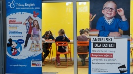 Wesoła nauka angielskiego. Bezpłatne lekcje w Bytomiu LIFESTYLE, Dziecko - Do you speak English? Pierwsi mali uczestnicy zajęć z języka angielskiego w Agorze Bytom mogą już odpowiedzieć „Yes, I do”. Popularny cykl „Angielski dla dzieci. Odkrycia i wynalazki” trwa jeszcze do końca lutego. Udział w nim jest bezpłatny.