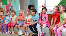 Jakie nawyki warto wyrabiać u dzieci już w przedszkolu? LIFESTYLE, Dziecko - Organizm dziecka w wieku przedszkolnym każdego dnia intensywnie się rozwija i rośnie. Aby procesy te przebiegały prawidłowo, zarówno rodzice, jak i wychowawcy powinni poznać zasady prawidłowego odżywiania dziecka oraz roli, jaką spełniają w jego życiu zajęcia ruchowe.
