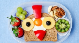 Takie drugie śniadanie to hit. Kolorowe i smaczne pomysły na szkolny posiłek LIFESTYLE, Dziecko - Pomysłami na opracowanie smacznego i zbilansowanego drugiego śniadania dzieli się Katarzyna Zadka - dietetyk, ekspert programu edukacyjnego „Żyj smacznie i zdrowo”.