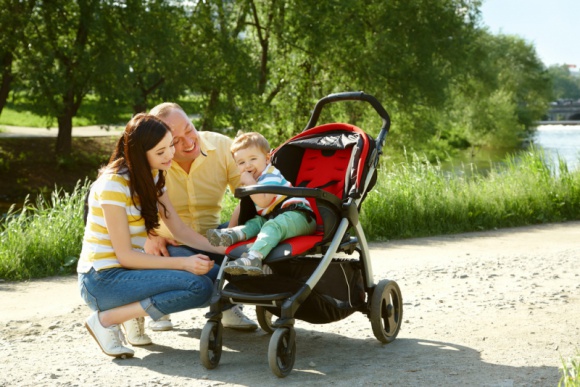 Jak spędzić z dzieckiem czas na świeżym powietrzu? Spacer spacerowi nie równy LIFESTYLE, Dziecko - Spacer z dzieckiem to wspaniały sposób na aktywne spędzenie czasu. Bez względu na to, czy spacerować będziemy z noworodkiem czy kilkulatkiem, korzyści z wyjścia z domu jest wiele. Trzeba tylko wiedzieć, jak je wykorzystać.