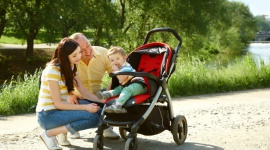 Jak spędzić z dzieckiem czas na świeżym powietrzu? Spacer spacerowi nie równy LIFESTYLE, Dziecko - Spacer z dzieckiem to wspaniały sposób na aktywne spędzenie czasu. Bez względu na to, czy spacerować będziemy z noworodkiem czy kilkulatkiem, korzyści z wyjścia z domu jest wiele. Trzeba tylko wiedzieć, jak je wykorzystać.