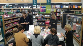 Wiosenne ozdoby z glinek I Empik Junior LIFESTYLE, Dziecko - Glinki naturalne i syntetyczne oraz masy plastyczne to idealny materiał do stworzenia przepięknych ozdób, które rozweselą twoje cztery kąty.