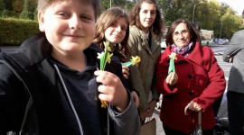 Szkolni wolontariusze w akcji „Pola nadziei” LIFESTYLE, Dziecko - Jesienią posadzili żonkile, a teraz wezmą udział w żonkilowej kweście na rzecz podopiecznych Domowego Hospicjum dla Dzieci. Wolontariusze z Zespołu Szkół Społecznych Fundacji Edukacji „Fabryczna 10” przyłączyli się do akcji „Pola nadziei”.