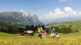 10 atrakcji w Dolomitach, których dziecko nie zapomni! LIFESTYLE, Dziecko - Wszystkich cieszą wakacje, jednak dla rodziców oprócz przyjemności oznacza to wyzwanie – gdzie tym razem pojechać z dzieciakami. Znowu na plażę albo na działkę? A może wysłać na obóz czy kolonie? Jeśli jednak w planie jest rodzinny wyjazd, to może w góry?