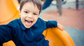 Jak zapewnić dziecku zdrowe i szczęśliwe dzieciństwo? LIFESTYLE, Dziecko - Na Dzień Dziecka najmłodsi czekają z niecierpliwością, a rodzice wymyślają dla nich liczne atrakcje i niespodzianki. Jednak najcenniejszym prezentem, który opiekunowie mogą podarować dzieciom – nie tylko od święta, jest zadbanie o ich prawidłowy rozwój każdego dnia.