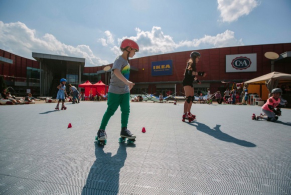 Atrakcje na wakacje! Zaprasza Port Łódź LIFESTYLE, Dziecko - Leżaki, hamaki, kosze plażowe, wielki dmuchany zamek oraz wrotkarnia – już 16 lipca w Porcie Łódź startuje „Lato na Patio”. Z wszystkich przygotowanych atrakcji korzystać będzie można bezpłatnie siedem dni w tygodniu przez całe lato aż do 2 września.