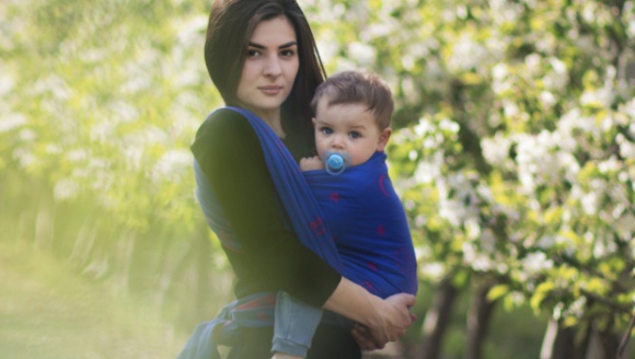 Chusty i nosidełka idealnie sprawdzają się podczas wakacyjnych wyjazdów. LIFESTYLE, Dziecko - Chusty i nosidełka w ostatnich latach nieustannie wzbudzają coraz większe zainteresowanie wśród rodziców. W okresie wakacyjnym jest to również świetna alternatywa dla wózka, który nie zawsze jest w stanie poradzić sobie w cięższym terenie jakim jest plaża czy górskie doliny.