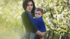 Chusty i nosidełka idealnie sprawdzają się podczas wakacyjnych wyjazdów. LIFESTYLE, Dziecko - Chusty i nosidełka w ostatnich latach nieustannie wzbudzają coraz większe zainteresowanie wśród rodziców. W okresie wakacyjnym jest to również świetna alternatywa dla wózka, który nie zawsze jest w stanie poradzić sobie w cięższym terenie jakim jest plaża czy górskie doliny.