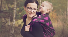 Chustonoszenie - naturalna potrzeba bliskości LIFESTYLE, Dziecko - Nie bez powodu trzy pierwsze miesiące życia noworodka nazywane są czwartym trymestrem. Choć po urodzeniu maluszek nie jest już bezpośrednio połączony z matką, nadal potrzebuje dużo bliskości, a słuchając bicia jej serca czuje się bezpiecznie.