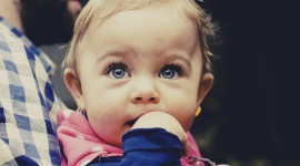 Jak wspierać rozwój dziecka po 1. r. ż. poprzez dietę? Poznaj wskazówki pediatry LIFESTYLE, Dziecko - Rodzice, chcąc jak najlepiej zatroszczyć się o juniora, powinni wiedzieć, jakie składniki są istotne dla organizmu po 1. roku życia i na co warto zwracać uwagę przy komponowaniu jego jadłospisu.