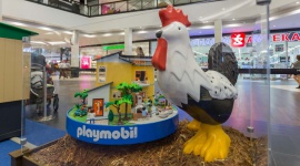 Wejdź do świata PLAYMOBIL. Nietypowa wystawa w Magnolia Park LIFESTYLE, Dziecko - Uwielbiani przez miliony dzieci bohaterowie świata PLAYMOBIL zawitali do Magnolia Park. Interaktywną wystawę 10 figurek o wysokości 150 cm można odwiedzać do końca wakacji. To jedyna taka wystawa w Europie.