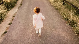 Pielgrzymka z maluchem. Jak zadbać o prawidłowe żywienie dziecka w tym czasie? LIFESTYLE, Dziecko - O tym, jak prawidłowo żywić dziecko w czasie długich wędrówek - także tych religijnych.