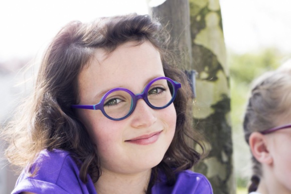 Dzieci i wady wzroku – kiedy wybrać się do specjalisty i jak wybrać okulary LIFESTYLE, Dziecko - Problem zaburzeń widzenia dotyczy coraz więcej dzieci i młodzieży. Zazwyczaj są to wady refrakcji: krótkowzroczność, nadwzroczność i astygmatyzm. Niepokojące szacunki mówią, że prawie połowa uczniów szkół średnich cierpi na krótkowzroczność i zespół suchego oka*.