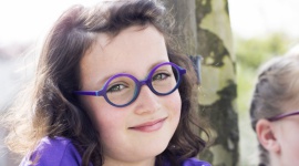 Dzieci i wady wzroku – kiedy wybrać się do specjalisty i jak wybrać okulary LIFESTYLE, Dziecko - Problem zaburzeń widzenia dotyczy coraz więcej dzieci i młodzieży. Zazwyczaj są to wady refrakcji: krótkowzroczność, nadwzroczność i astygmatyzm. Niepokojące szacunki mówią, że prawie połowa uczniów szkół średnich cierpi na krótkowzroczność i zespół suchego oka*.