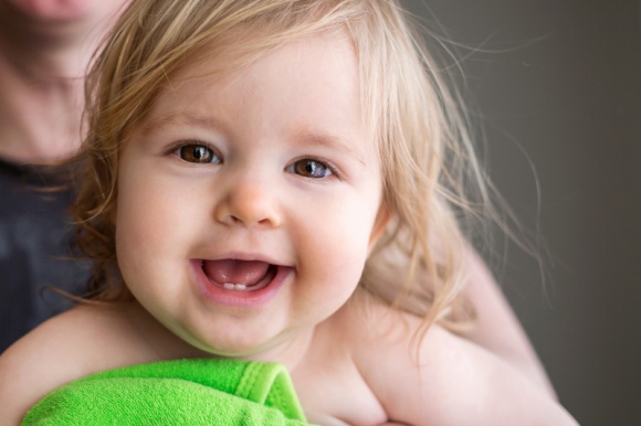 Kalendarz ząbkowania – jak mieć wszystko pod kontrolą? LIFESTYLE, Dziecko - Rodzice często z niecierpliwością wyczekują chwili, kiedy ich maluchowi wyrosną pierwsze mleczaki. Zachodzisz w głowę, kiedy twoje dziecko błyśnie pierwszym ząbkiem i w jakiej kolejności wyrosną? Podpowiadamy, kiedy możesz się ich spodziewać i jak się do tego przygotować.