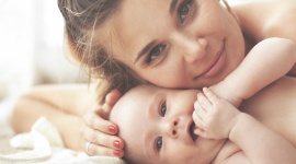 Przewodnik karmienia piersią dla mam – wskazówki położnej LIFESTYLE, Dziecko - Czy nauka karmienia piersią jest niezbędna? Czy młoda mama instynktownie będzie wiedziała, jak to robić? Oto miniporadnik – przygotowany przez eksperta bebiprogram.pl Agnieszkę Kacalak, położną – w którym poznasz prawidłowe techniki karmienia.