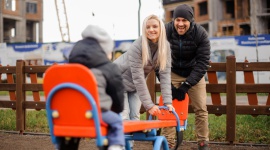Rodzice na swoim – 5 istotnych elementów infrastruktury osiedlowej LIFESTYLE, Dziecko - Rodzice małych dzieci, lub osoby planujące powiększenie rodziny, powinny zwrócić szczególną uwagę na to, jak wygląda otoczenie bloku i jakie udogodnienia oferuje im deweloper.
