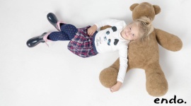 Miś Endo – symbol marki i pierwszy przyjaciel Twojego dziecka LIFESTYLE, Dziecko - „W głowę zachodzę z której bajki pochodzę”. Miś Endo – bo o nim mowa – od 1991 roku jest symbolem popularnej marki odzieżowej. W tym roku skończył 27 lat, ale duchem wciąż jest małym, pluszowym misiem o wielkim sercu.