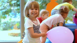 CZY EDUKACJA PRZEDSZKOLNA MOŻE BYĆ KLUCZEM DO SUKCESU W DOROSŁYM ŻYCIU? LIFESTYLE, Dziecko - Zdolność do uczenia rozwija się najszybciej w pierwszych latach życia. Około 50% możliwości dziecko nabywa w wieku przedszkolnym, a następne 30% rozwija się w wieku wczesnoszkolnym.