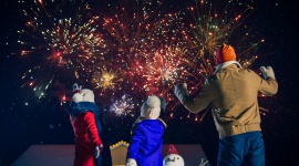 Przed nami Sylwester! Policja apeluje o zachowanie bezpieczeństwa. LIFESTYLE, Dziecko - Dla wielu osób wyjątkową atrakcją sylwestrowej nocy jest możliwość odpalenia kolorowych fajerwerków. Niestety zdarza się, że w rękach niedoświadczonych użytkowników stają się one przyczyną nieszczęśliwych wypadków.