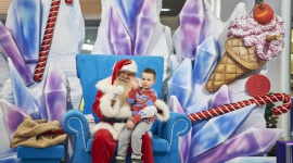 Wielka Świąteczna przygoda w Porcie Łódź! LIFESTYLE, Dziecko - Port Łódź rozbłysnął tysiącami światełek! Na każdym kroku w Centrum czekają na Klientów świąteczne dekoracje - pluszowe renifery, bałwanki, pingwiny oraz świetlne gałązki i drzewka, a także choinki.