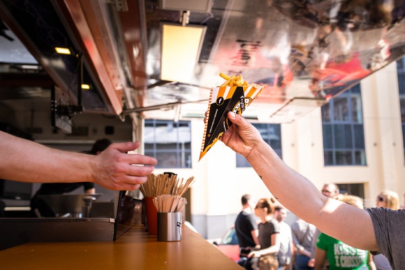 Mikołajki z Frytkami LIFESTYLE, Dziecko - Czekoladki i cukierki rozdawane w Mikołajki to rzecz zwyczajna. Ale frytki? A dlaczego nie! Z okazji dnia Mikołaja Frytki Belgijskie w Krakowie chcą obdarować uczniów szkół specjalnych w Krakowie, Łodzi i Nowym Sączu, czyli wszędzie tam, gdzie działają punkty firmy.