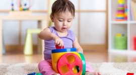 Rola DHA w żywieniu niemowląt i małych dzieci LIFESTYLE, Dziecko - Niektóre tłuszcze są niezbędne w diecie każdego człowieka, szczególnie najmłodszych. Poznaj dobry tłuszcz – DHA, czyli kwas dokozaheksaenowy. Nowa receptura NAN OPTIPRO® Plus 2 HM-O i NAN OPTIPRO® 2 zawiera większą*** ilość DHA*.