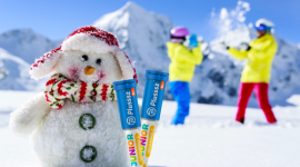 3 kroki do naprawdę udanych ferii z Plusssz Junior LIFESTYLE, Dziecko - Ferie to nie tylko czas odpoczynku – to dwa tygodnie radości i śmiechu, zwłaszcza, gdy śnieg z nieba sypie! Ekspert od zdrowia i odporności, Plusssz Junior zdradzi ci 3 niezawodne sposoby na to, aby nie przegapić ani jednego dnia zimowych zabaw.