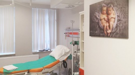W szpitalach i szkołach rodzenia zawisły artystyczne zdjęcia noworodków LIFESTYLE, Dziecko - Niecodzienne zdjęcia noworodków można podziwiać w kilku szpitalach, przychodniach oraz szkołach rodzenia w Białymstoku, Bielsku Podlaskim, Sokółce oraz Ełku. Obrazy nie tylko ocieplają wygląd wnętrz. Przynoszą także dużo radości - zarówno pacjentom, jak i personelowi.