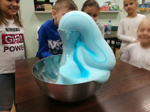 Warsztaty językowe - chwila uśmiechu dla rodzeństwa nieuleczalnie chorych dzieci LIFESTYLE, Dziecko - Zajęcia dla dzieci w Szkole Języków Obcych ABC to okazja nie tylko do zabawy i nauki, ale także do niesienia pomocy. Szkoła od kilku miesięcy wspiera Stowarzyszenie Podlaskie Hospicjum Dziecięce „Obok Nas”, co miesiąc przekazując 1% swojego dochodu.