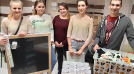 Mali pacjenci malowali kubki z wolontariuszami LIFESTYLE, Dziecko - Wolontariusze z Ikano Banku odwiedzili podopiecznych Uniwersyteckiego Szpitala Dziecięcego w Lublinie. Dla małych pacjentów przygotowali zajęcia rozwijające kreatywność – wspólne dekorowanie kubków. Przynieśli też kosz kolorowych maskotek, bajek oraz innych zabawek.