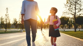 Dzieci pod inteligentną ochroną LIFESTYLE, Dziecko - Pokolenia rodziców zmieniają się, a wraz z nimi sposoby dbania o bezpieczeństwo dzieci. Obecnie pomagają w tym inteligentne rozwiązania. Jednym z nich są smart zegarki dla dzieci. Jak działają i w jakich sytuacjach będą przydatne?