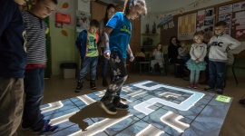 Nauka kodowania w przedszkolu – ważniejsza od czytania i pisania? LIFESTYLE, Dziecko - Eksperci przekonują, że nauka kodowania powinna być jednym z priorytetów w edukacji przedszkolnej, ponieważ umożliwia dzieciom łatwiejszą adaptację do rzeczywistości nowej generacji.