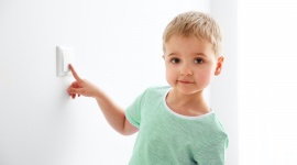5 sposobów na oszczędzanie wody i energii LIFESTYLE, Dziecko - Pstryk i świeci się światło. Odkręcamy kran i możemy wziąć prysznic. Nie zastanawiamy się jednak zwykle skąd płynie prąd czy jak trafia do nas woda. Korzystamy z nich, traktując je jako coś naturalnego, a przede wszystkim niewyczerpywalnego. Niestety tak nie jest.