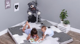 Dlaczego warto bawić się z małymi dziećmi na podłodze? LIFESTYLE, Dziecko - Najlepszą formą jest zabawa na podłodze, która umożliwia lepsze poznawanie otaczającego świata oraz szybsze reagowanie na bodźce. Dlaczego? Dowiedzmy się!
