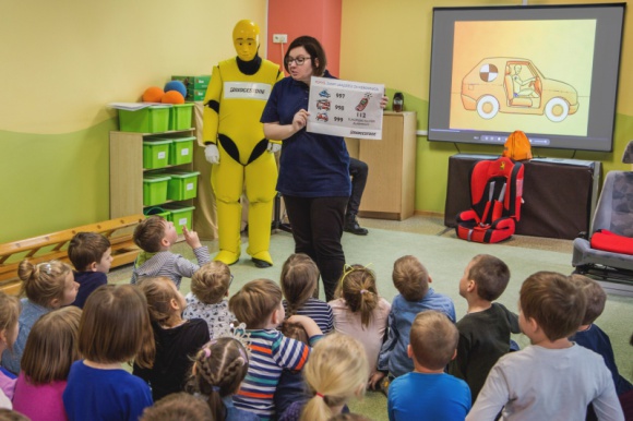 Jan znów w akcji! Przypomina dzieciom o bezpieczeństwie na drodze LIFESTYLE, Dziecko - Manekina testowego Jana znają prawie wszystkie wielkopolskie dzieci. Ten żółty bohater co roku odwiedza przedszkolaków oraz uczniów szkół podstawowych, aby przypomnieć im o najważniejszych zasadach dotyczących bezpieczeństwa na drodze.