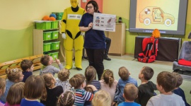 Jan znów w akcji! Przypomina dzieciom o bezpieczeństwie na drodze LIFESTYLE, Dziecko - Manekina testowego Jana znają prawie wszystkie wielkopolskie dzieci. Ten żółty bohater co roku odwiedza przedszkolaków oraz uczniów szkół podstawowych, aby przypomnieć im o najważniejszych zasadach dotyczących bezpieczeństwa na drodze.