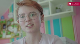 Marzenia Weroniki. Światowy Dzień Walki z Nowotworami Krwi LIFESTYLE, Dziecko - Poznajcie Weronikę. Lekarze zdiagnozowali u niej białaczkę limfoblastyczną. Szpital, kroplówki, punkcje, trzy cykle chemioterapii. Bywało ciężko, ale Weronika nie zamierzała się poddawać. W powrocie do zdrowia pomagały jej marzenia.