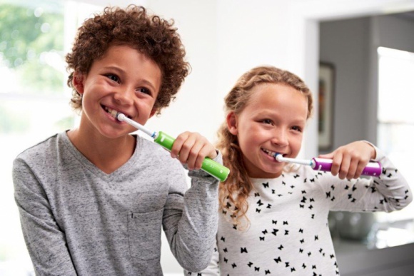 Z okazji Dnia Dziecka podaruj swoim dzieciom zdrowy uśmiech. LIFESTYLE, Dziecko - Dzień Dziecka to doskonała okazja, aby poznać wszystkie triki i sposoby na codzienną pielęgnację zębów wśród dzieci i cieszyć się wspólnie z nimi zdrowymi uśmiechami.