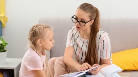 Wady wymowy u dzieci - jak pomóc naszym pociechom? LIFESTYLE, Dziecko - Zaburzenia mowy u dzieci to pewne nieprawidłowości, które powodują kłopoty z poprawnym wysławianiem się i wymawianiem poszczególnych głosek.